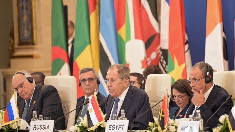 «Le colonialisme occidental a détruit le chemin historique naturel des peuples d’Afrique»  affirme Sergueï Lavrov lors du second jour du Forum ministériel Russie-Afrique au Caire