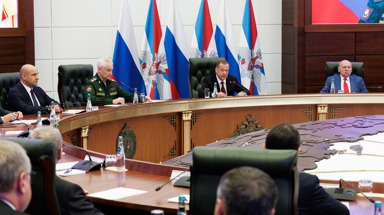 Medvedev : plus de 400 000 recrutements sous contrat dans l’armée en 2025