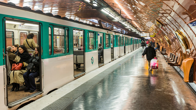 Sous OQTF, déjà condamné et écroué : en France, le profil de l’assaillant du métro parisien se précise