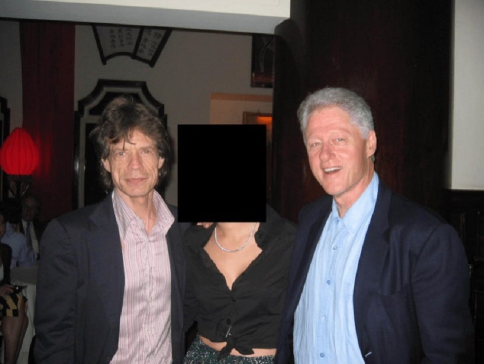 Dossiers Epstein : des célébrités comme Bill Clinton en photo, des centaines de pages censurées, et le silence continue