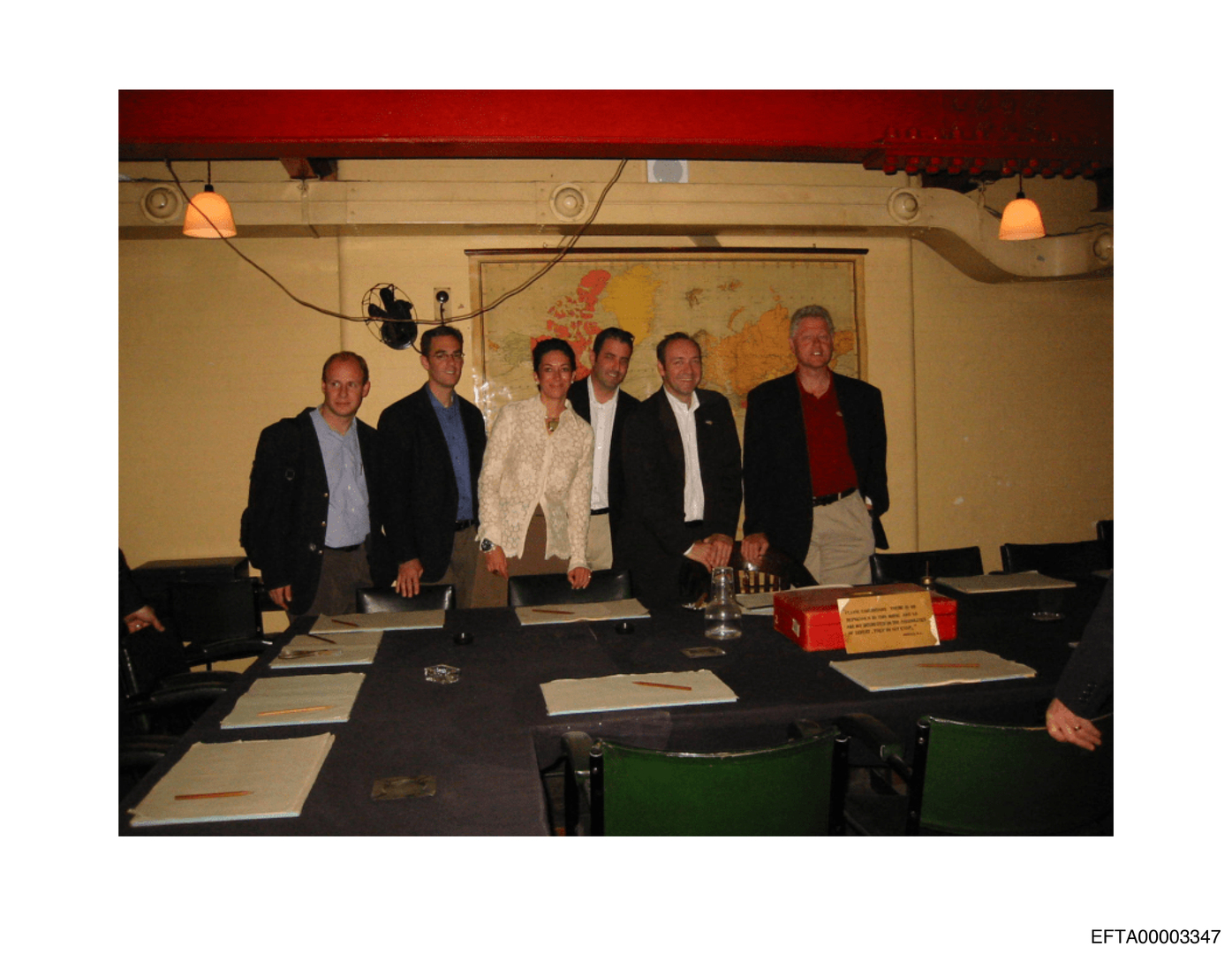 Dossiers Epstein : des célébrités comme Bill Clinton en photo, des centaines de pages censurées, et le silence continue