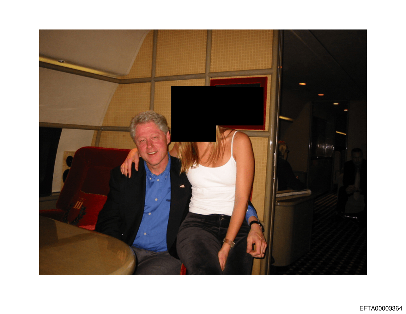 Dossiers Epstein : des célébrités comme Bill Clinton en photo, des centaines de pages censurées, et le silence continue