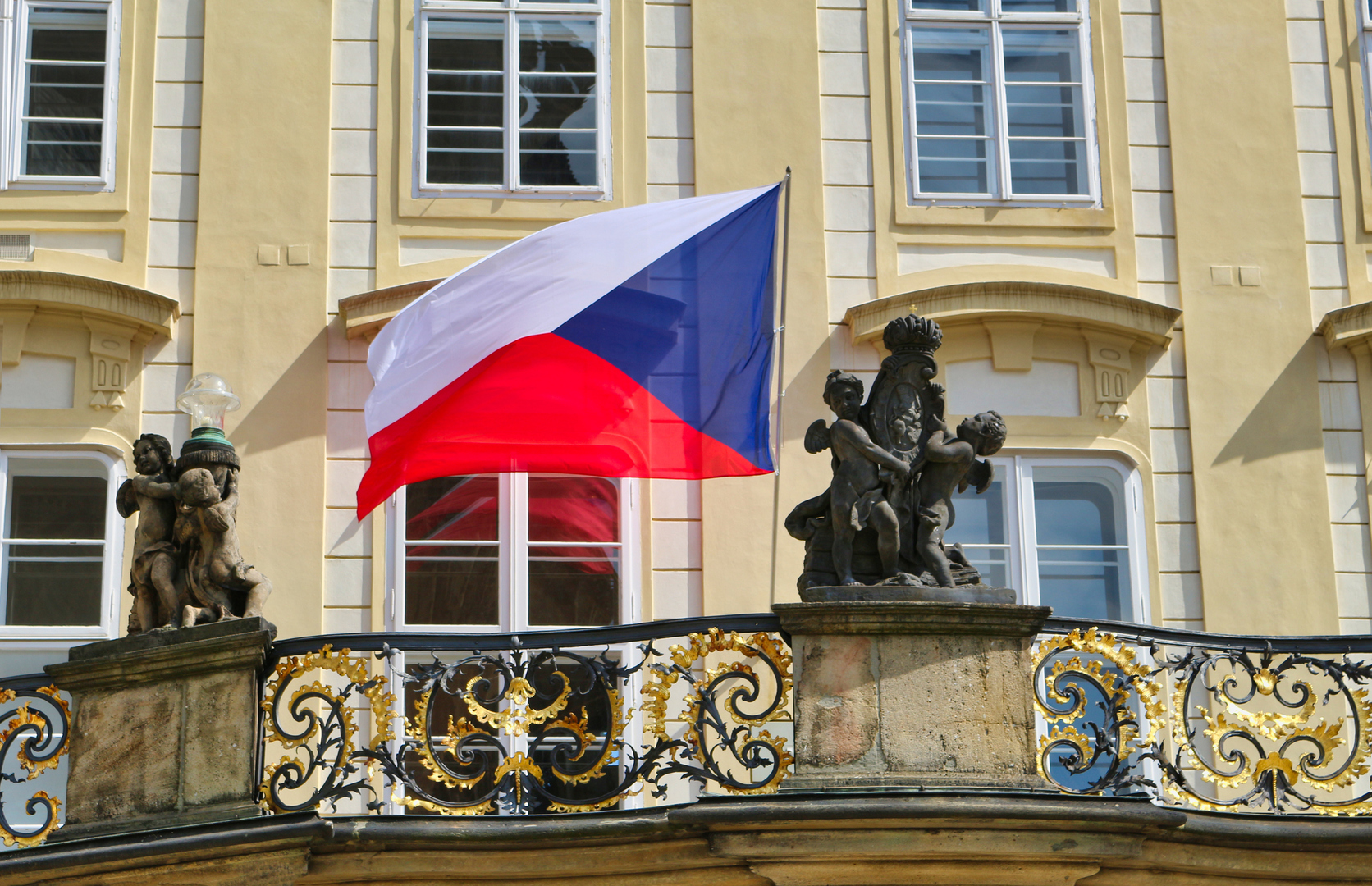 Changement de cap en Tchéquie : Prague stoppe son programme d’achat de munitions pour Kiev