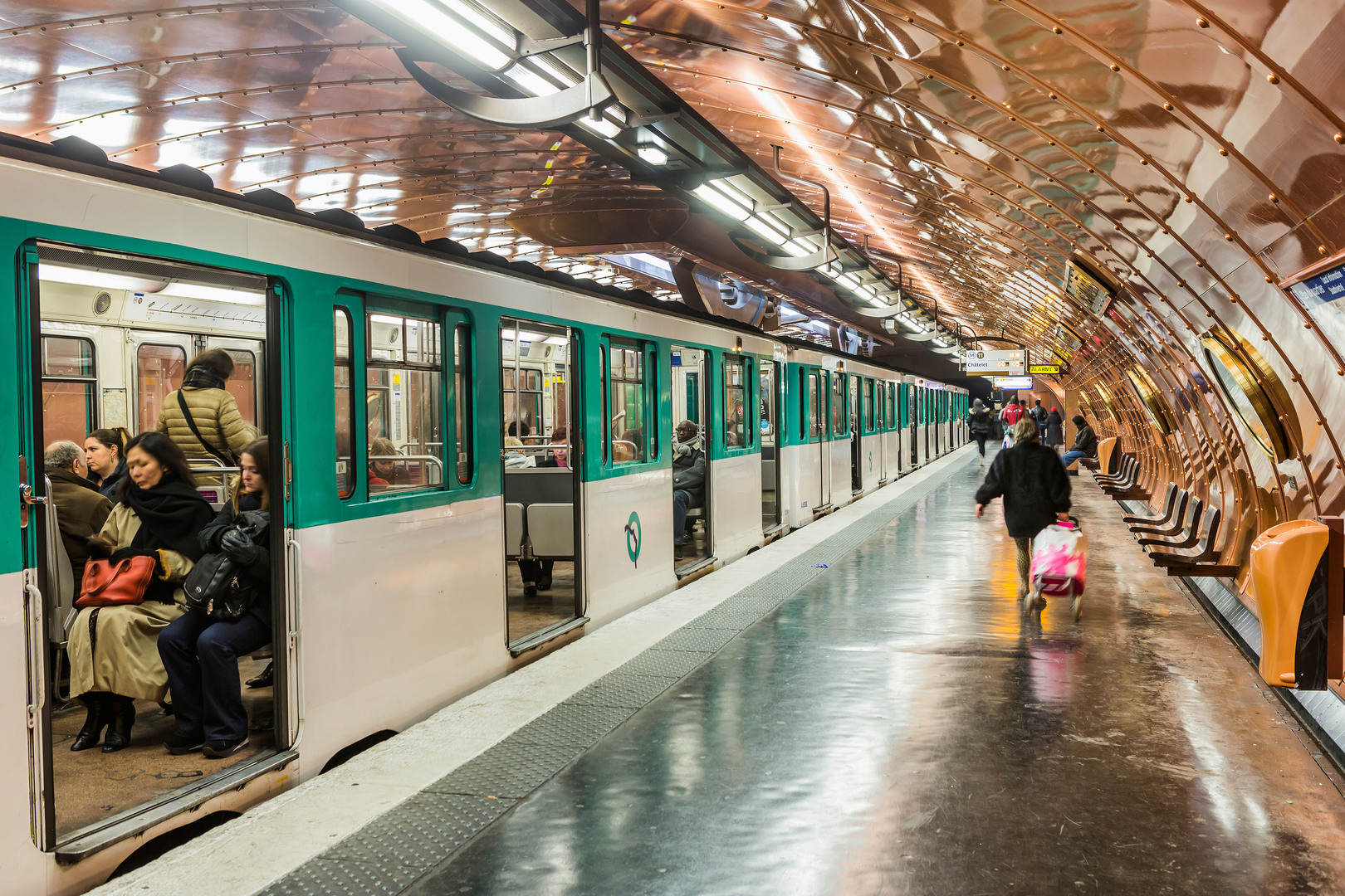 Sous OQTF, déjà condamné et écroué : en France, le profil de l’assaillant du métro parisien se précise