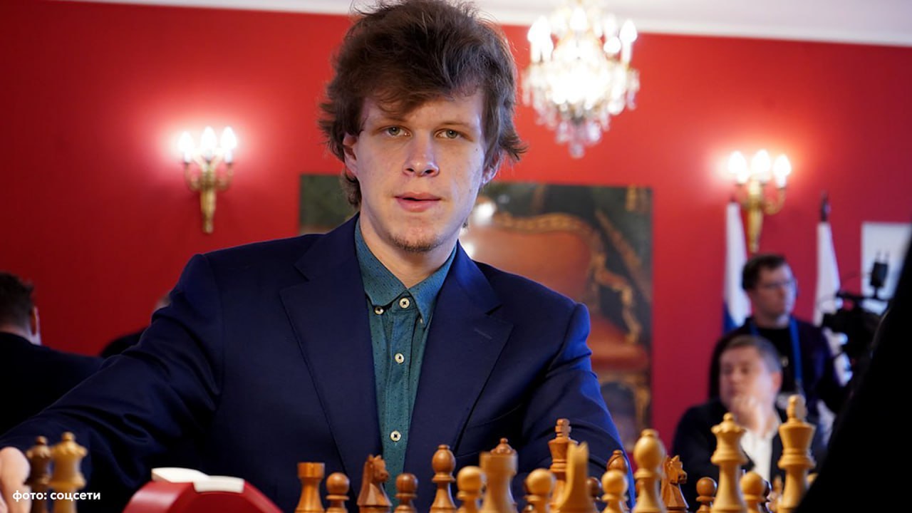 Le Russe Vladislav Artemiev bat le Norvégien Magnus Carlsen et prend la tête du championnat du monde d’échecs rapides après sept rondes