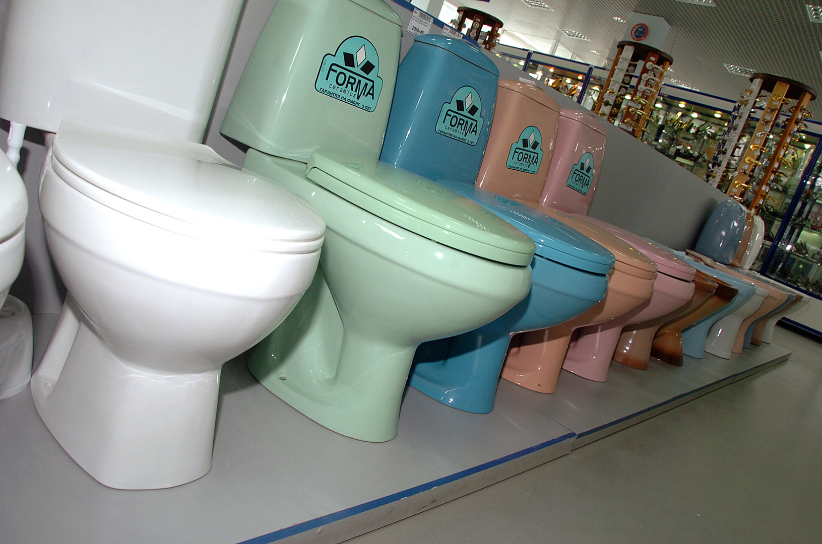 Sanctions antirusses : l’interdiction visant les cuvettes de toilettes pourrait coûter 140 millions d’euros à l’économie italienne