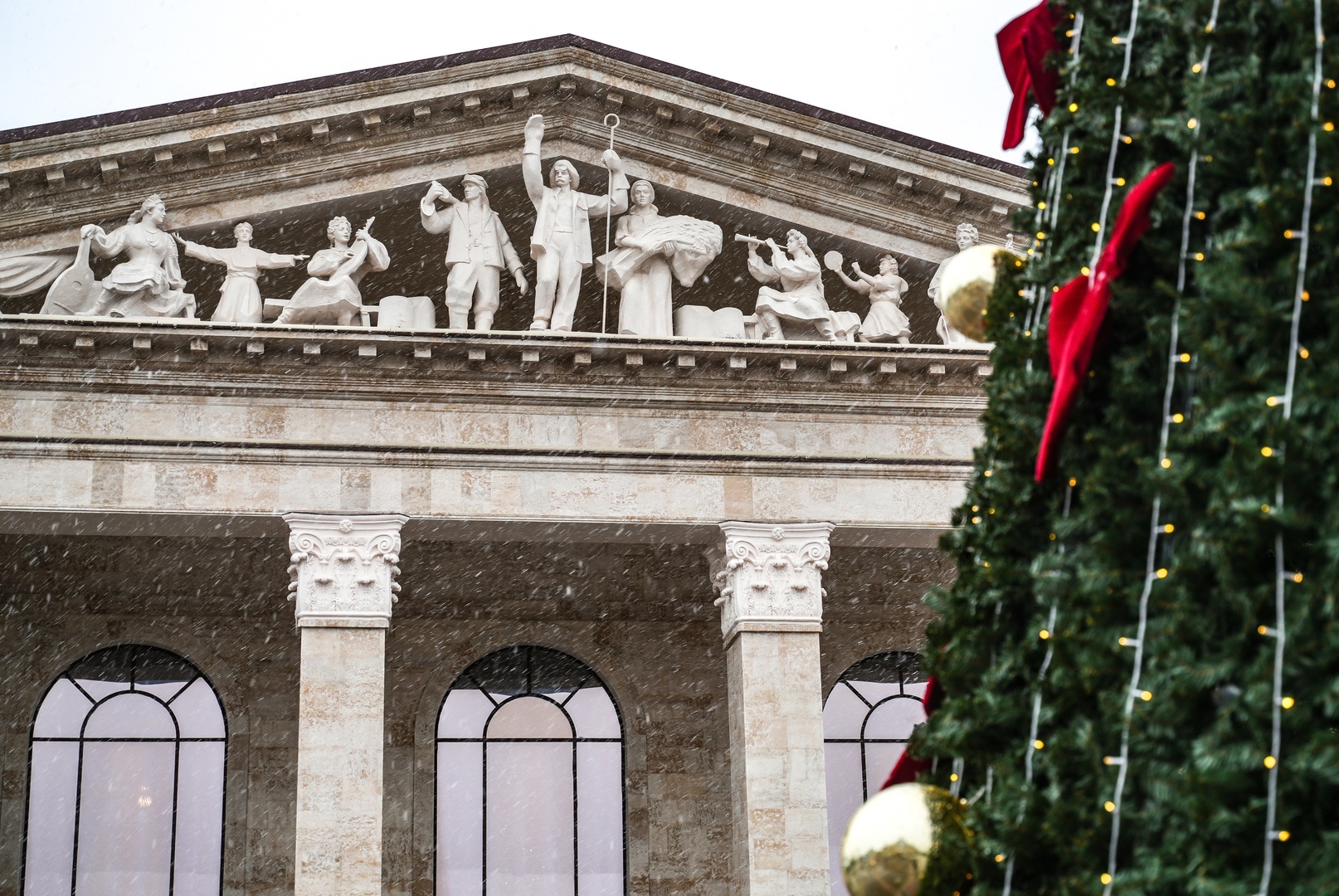 Donbass : le théâtre dramatique de Marioupol renaît de ses cendres, trois ans après l'attentat des néonazis ukrainiens d'Azov