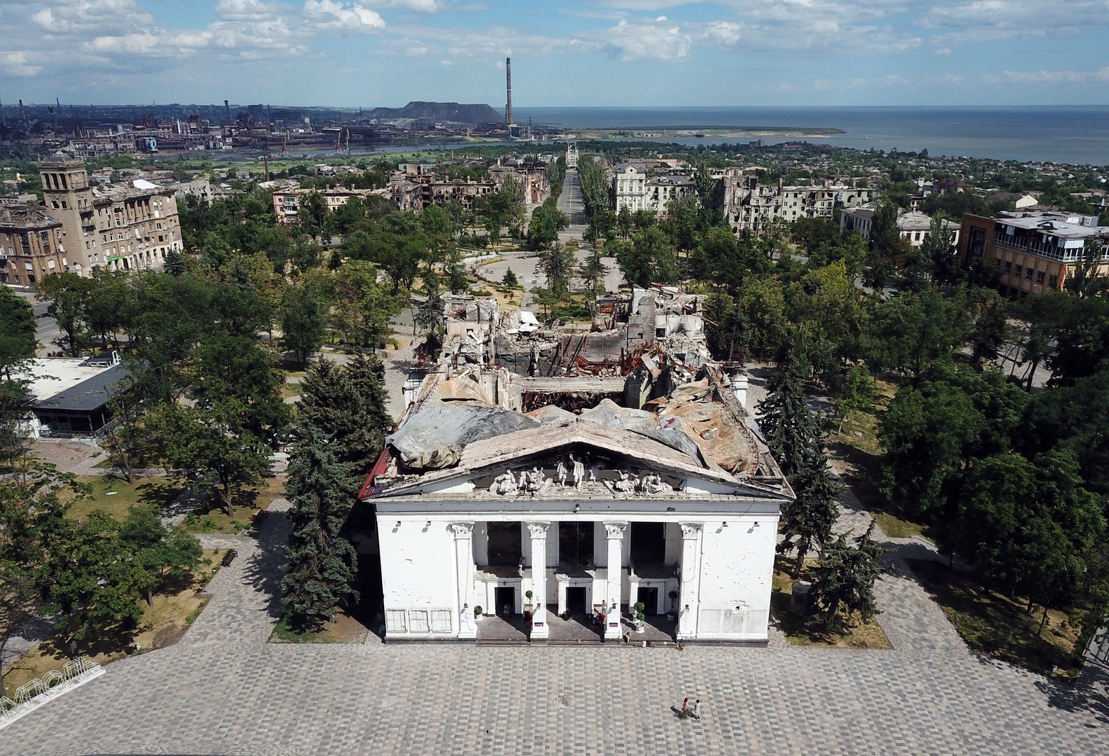Donbass : le théâtre dramatique de Marioupol renaît de ses cendres, trois ans après l'attentat des néonazis ukrainiens d'Azov