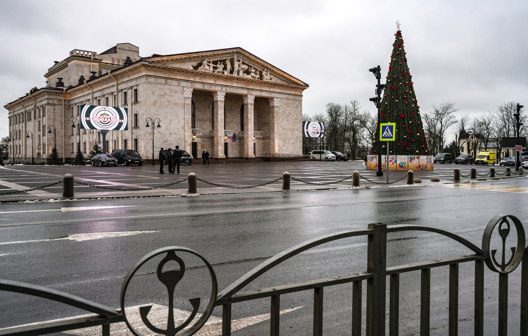 Donbass : le théâtre dramatique de Marioupol renaît de ses cendres, trois ans après l'attentat des néonazis ukrainiens d'Azov
