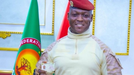 Le président burkinabè reçoit la carte d’identité biométrique de l’AES