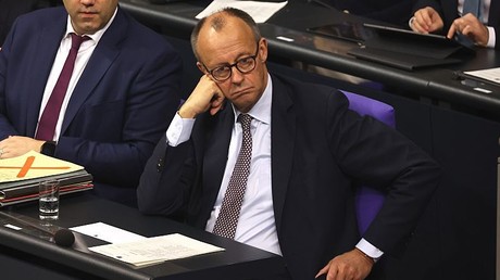 «Sale ivrogne» et «petit nazi» : des milliers de plaintes pour insultes déposées par Merz