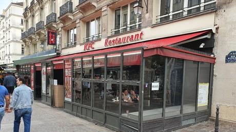 Trois hommes mis en examen pour le viol d’une adolescente dans un KFC à Paris