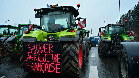 France : les agriculteurs déversent du lisier et des pneus devant la préfecture d’Agen