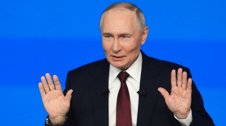 «De plus en plus tard» : Poutine à propos de ses horaires de travail