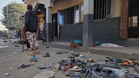 Des sandales appartenant à des fidèles sont visibles après une explosion meurtrière survenue dans une mosquée à Maiduguri, au Nigeria, le 25 décembre 2025.
