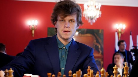 Le Russe Vladislav Artemiev bat le Norvégien Magnus Carlsen et prend la tête du championnat du monde d’échecs rapides après sept rondes