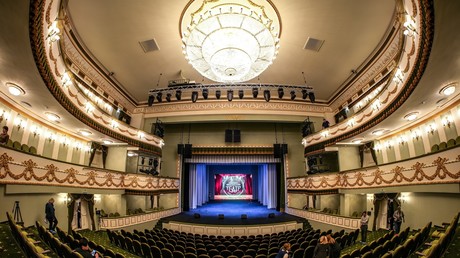 Donbass : le théâtre dramatique de Marioupol renaît de ses cendres, trois ans après l'attentat des néonazis ukrainiens d'Azov