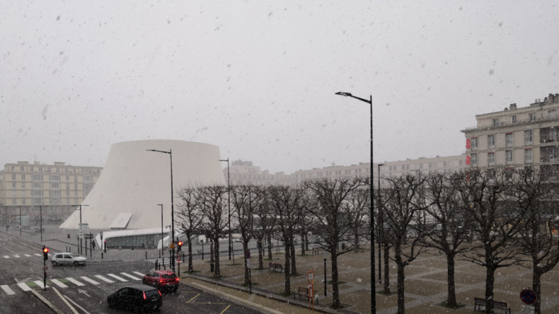France : les transports scolaires suspendus lundi en Bretagne et en Normandie à cause de la neige