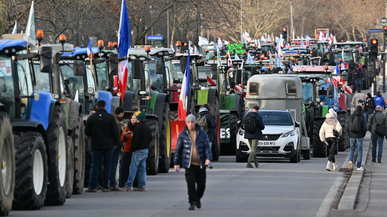 Agriculteurs en colère : des centaines de tracteurs entrent dans Paris