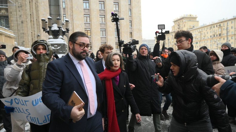 Moscou expulse un diplomate britannique pour espionnage et convoque la chargée d’affaires de Londres