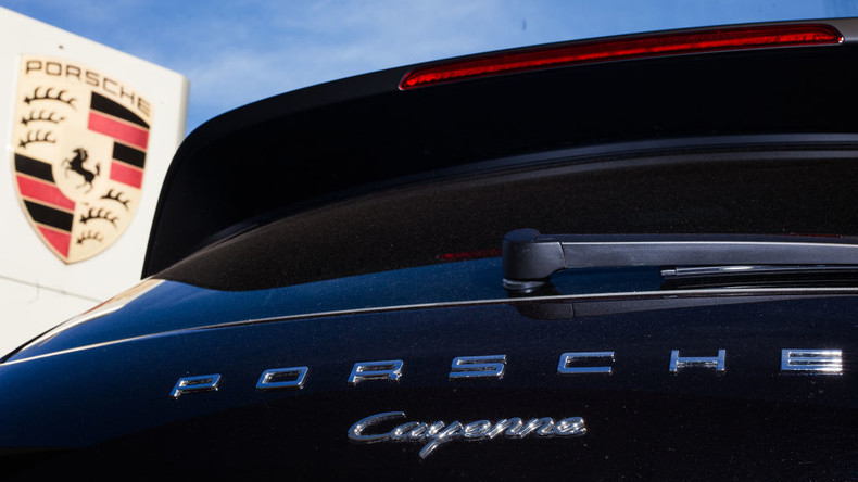 Suisse : un réfugié ukrainien, propriétaire d’une Porsche, contraint de rembourser des allocations sociales