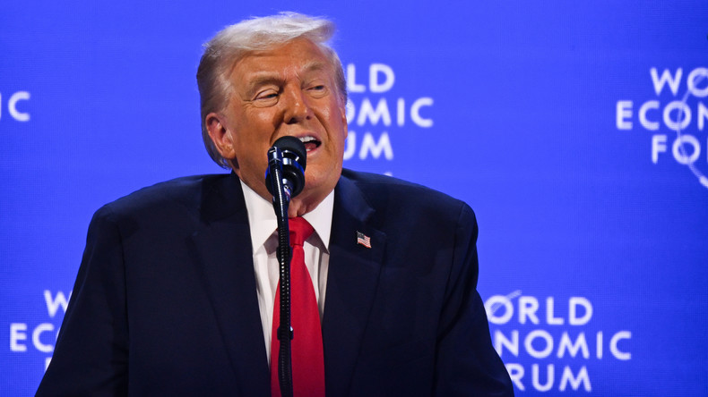 «Non, non, Donald, je le ferai. Je le ferai» : depuis Davos, Trump se paie une nouvelle fois Macron sur le prix des médicaments