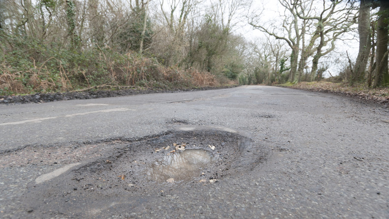 Après la neige, la bataille contre les nids-de-poule sur les routes françaises