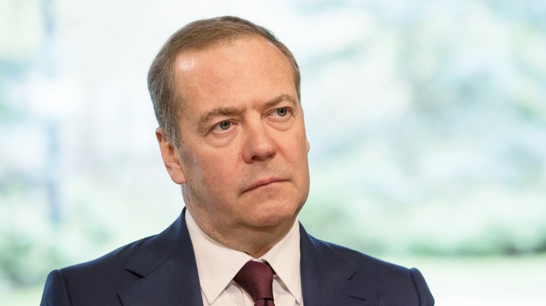 Medvedev : le nucléaire militaire «rafraîchit les idées de ceux qui peuvent avoir les desseins les plus dangereux»