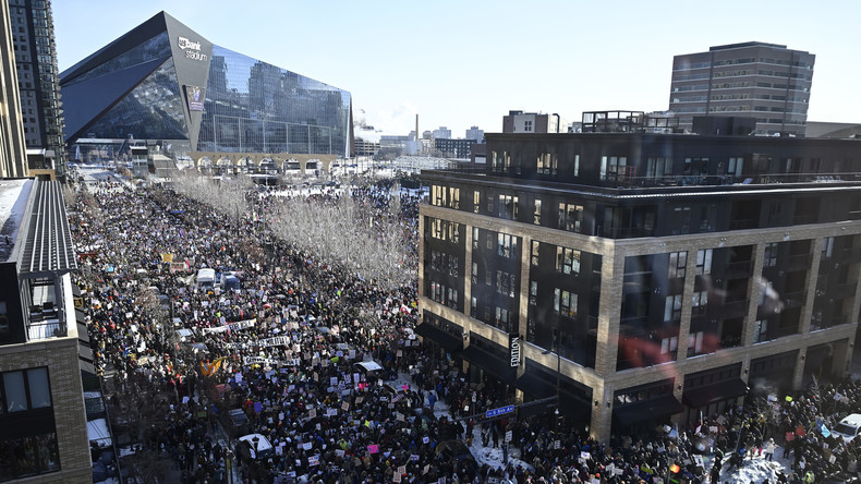 États-Unis : des milliers de manifestants à Minneapolis contre la police de l’immigration