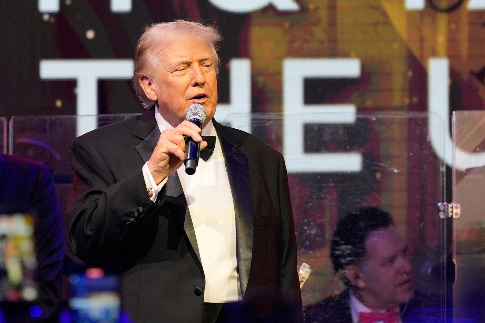 Donald Trump se moque de George Clooney après sa naturalisation et dénonce l’immigration en France