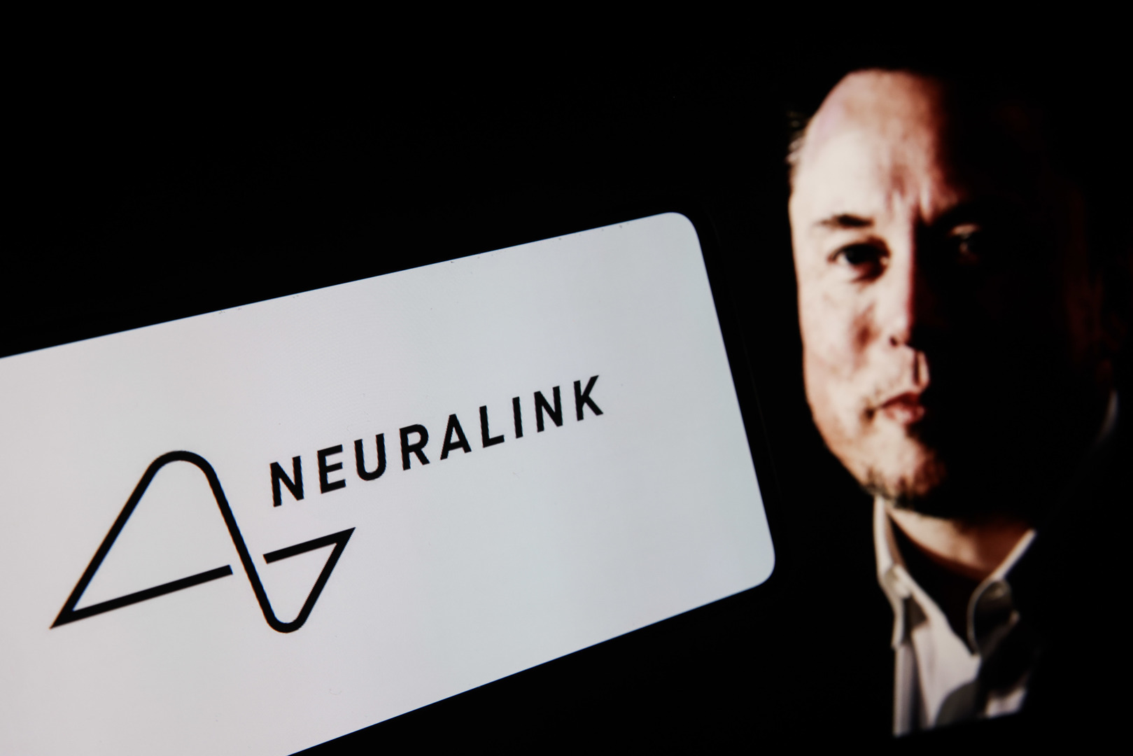 Implants cérébraux : Musk promet une production massive dès 2026 et une chirurgie quasi automatisée