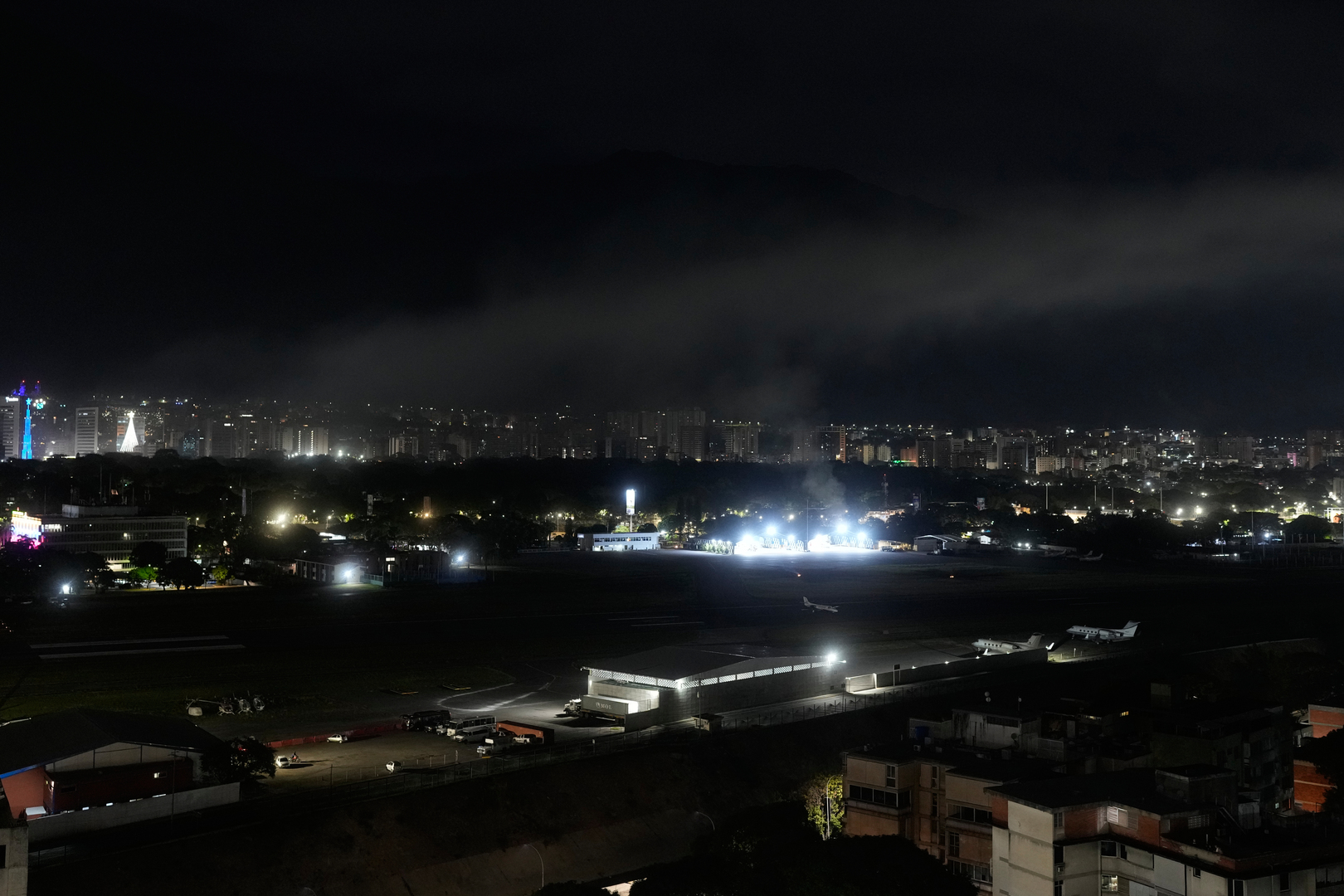 Les États-Unis lancent une offensive militaire au Venezuela : frappes aériennes et explosions massives à Caracas