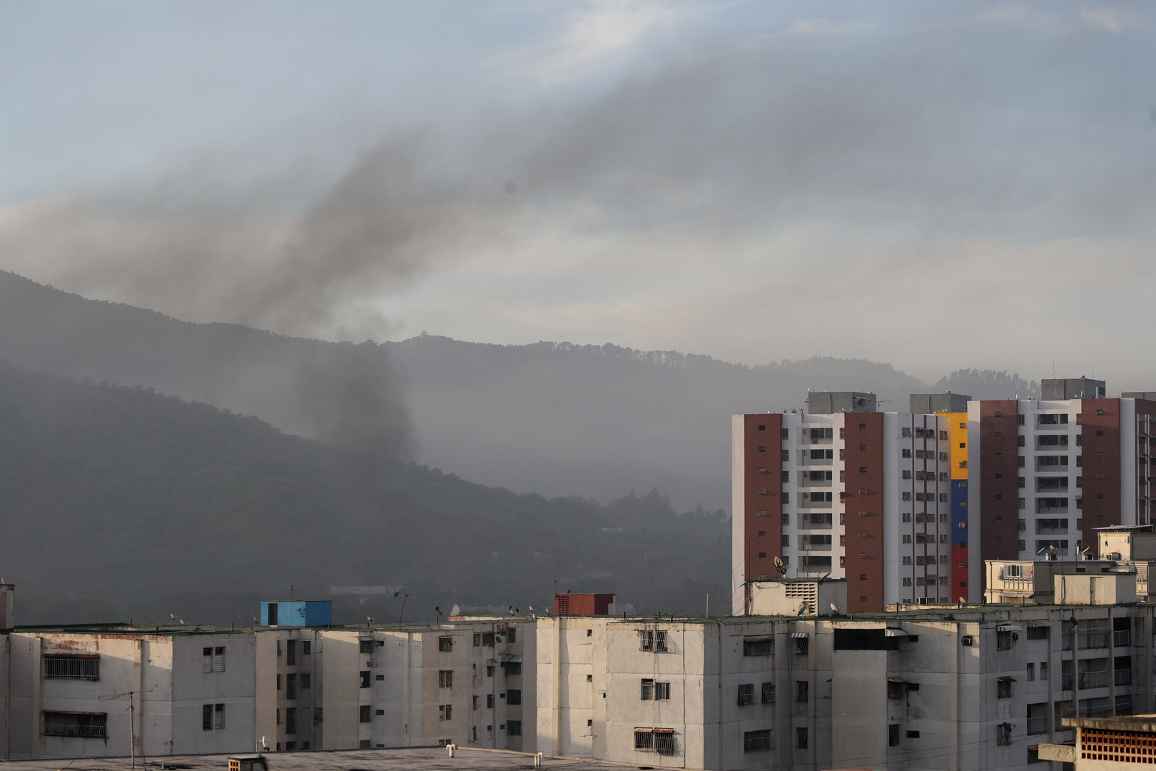 «Intervention militaire d'un autre âge», «basculement géopolitique majeur» : la classe politique française réagit au coup de force de Trump au Venezuela
