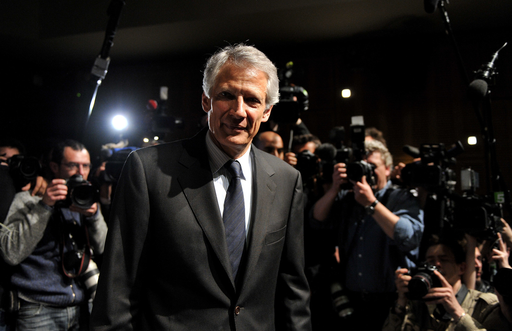 Intervention américaine au Venezuela : de Villepin condamne la réaction «aveugle et inconsciente» de Macron