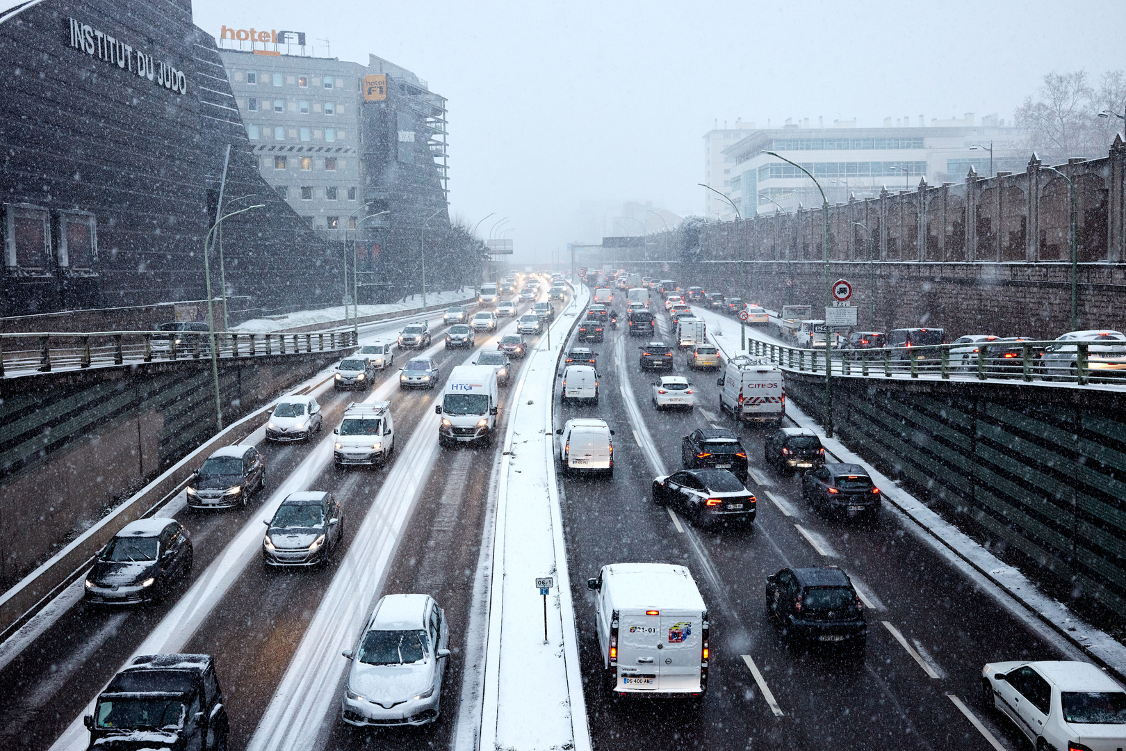 Neige et verglas : l’Île-de-France paralysée, 26 départements en vigilance orange (VIDEOS)