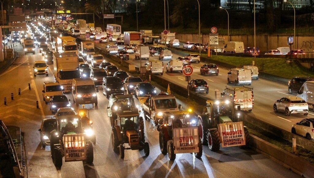 France : les agriculteurs bloquent le périphérique parisien lors d'une opération escargot (VIDEOS)