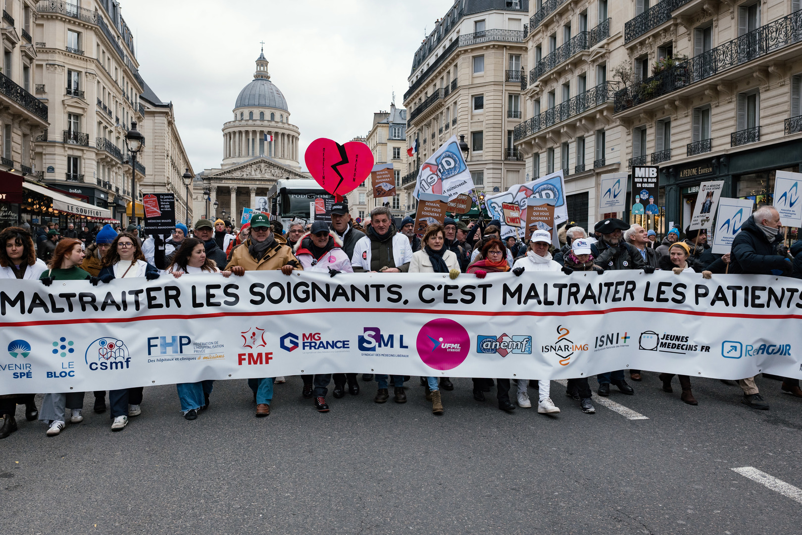 Colère des médecins en France : plusieurs centaines d’entre eux s’apprêtent à un «exil symbolique» à Bruxelles