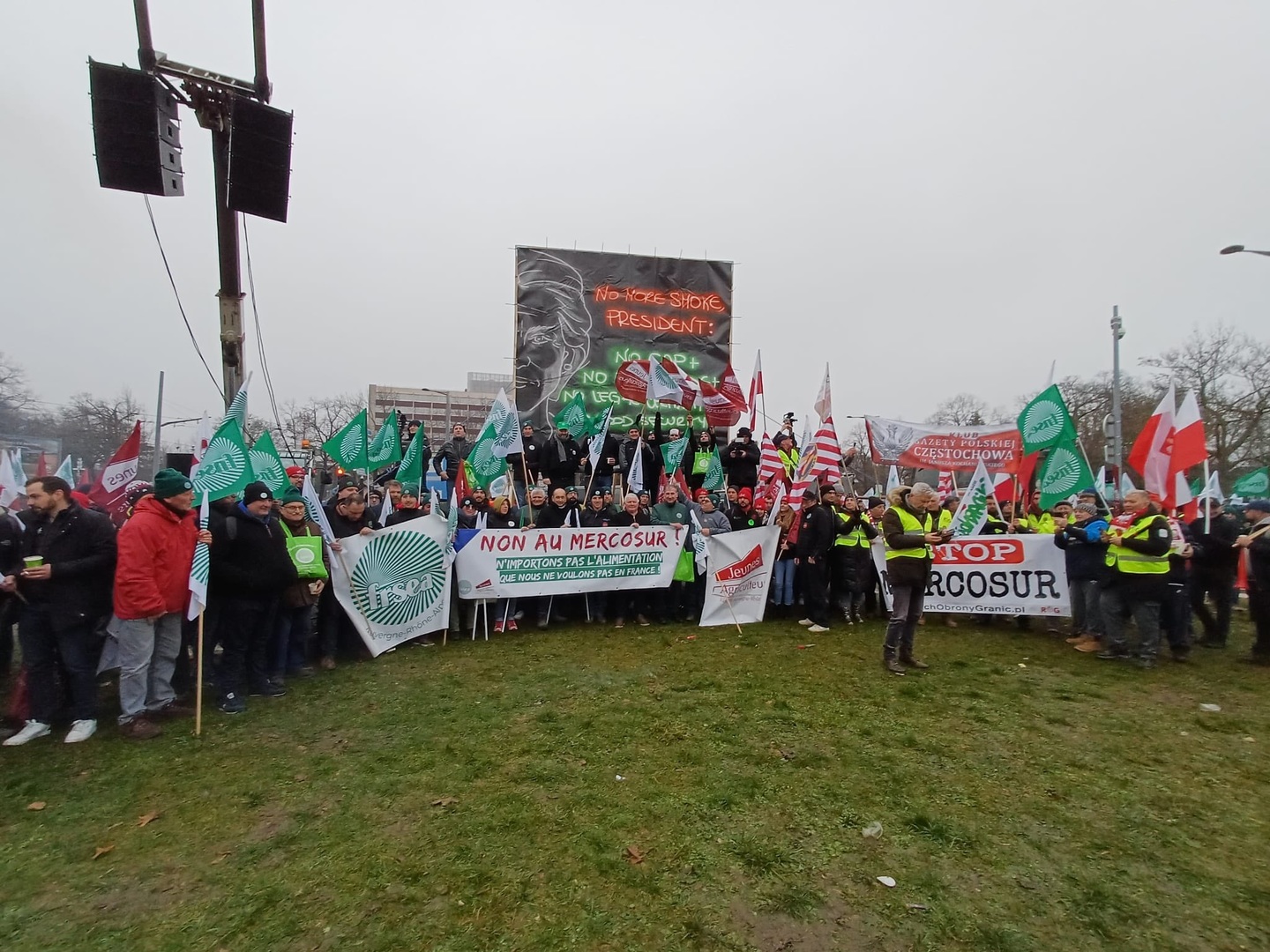 Mercosur : des milliers d’agriculteurs manifestent leur colère devant le Parlement européen