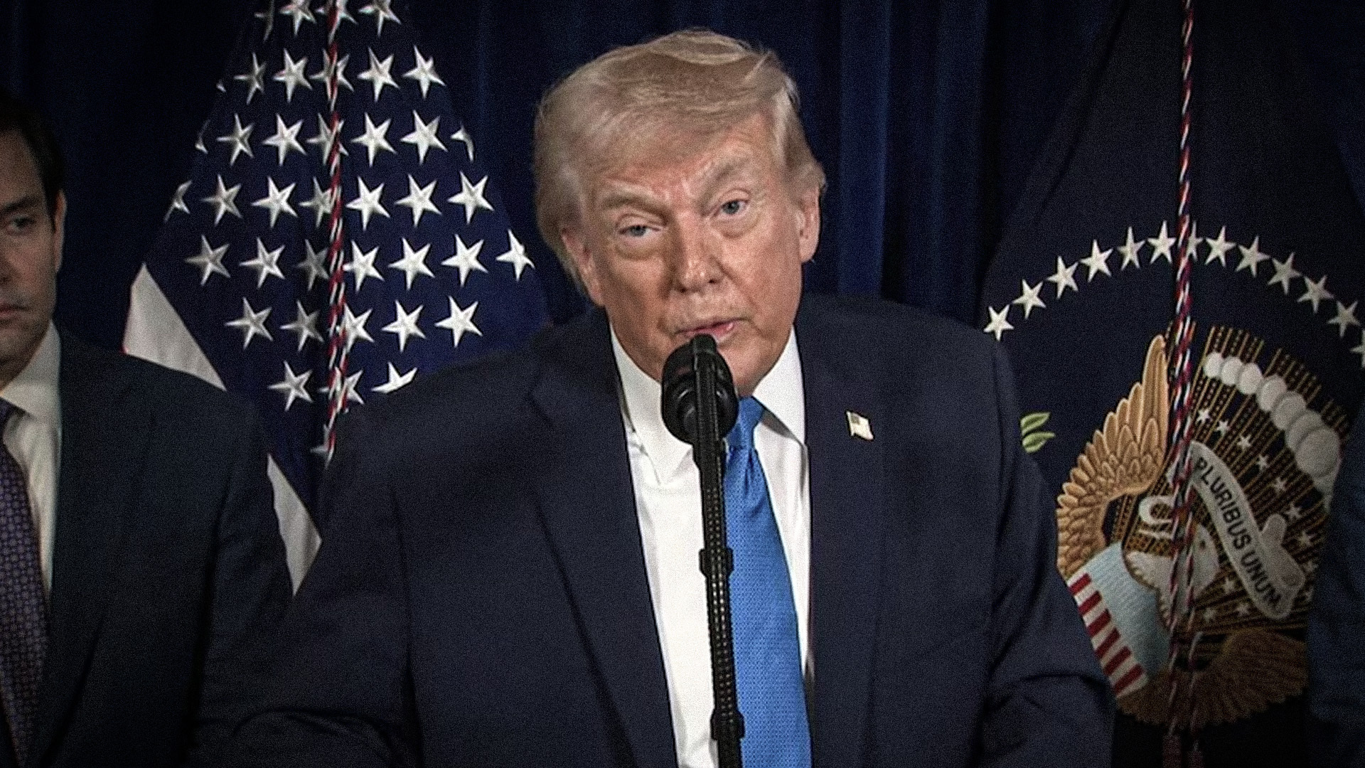 «Il faisait le dur» : à Davos, Trump tacle Macron et ses lunettes de soleil