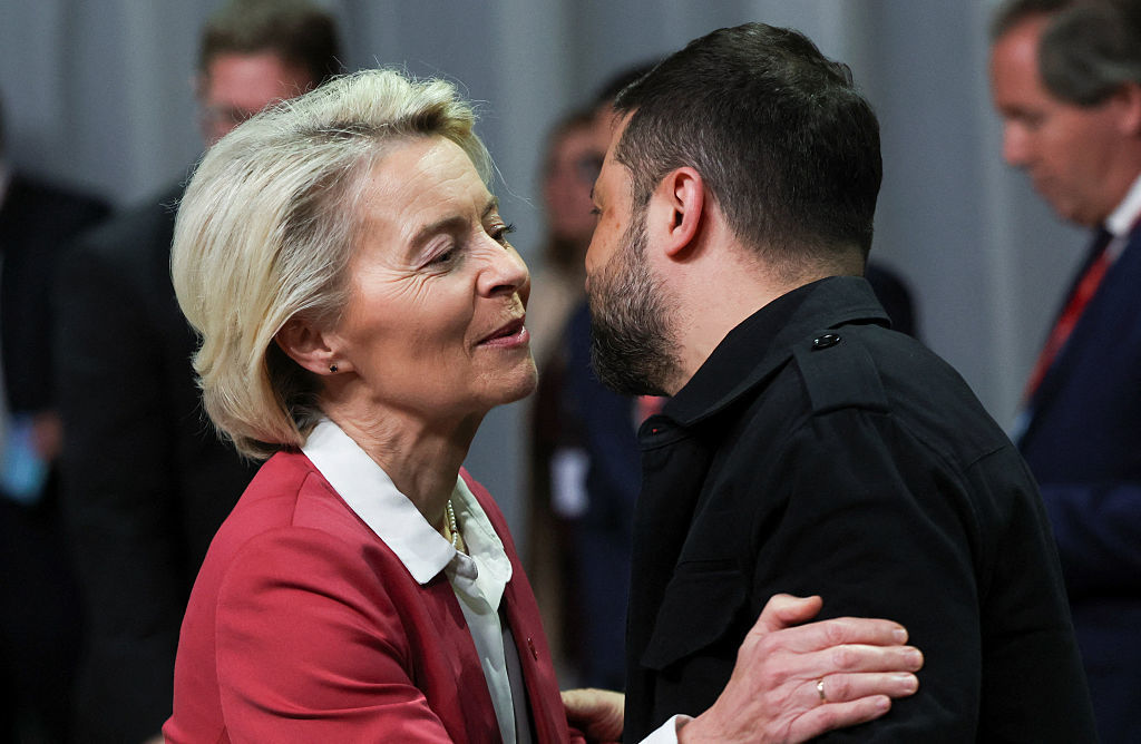 Froissée par Zelensky, Ursula von der Leyen réplique à ses critiques de l'UE