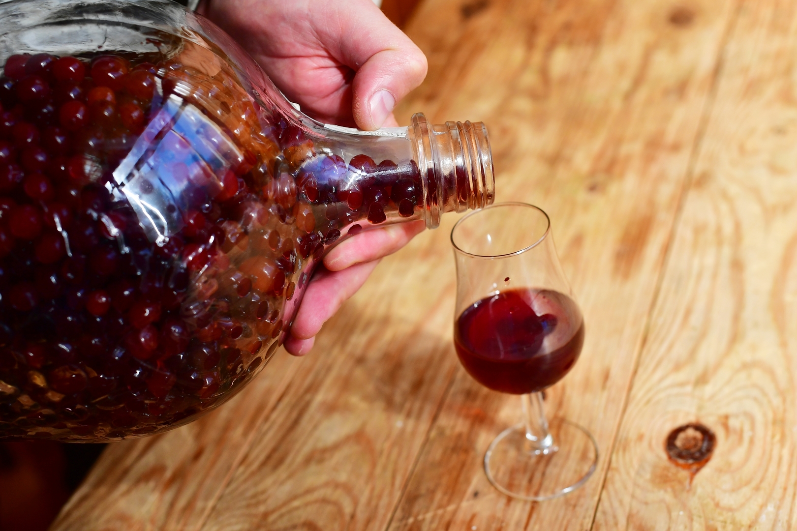 Restrictions et prix en hausse : les Britanniques invités à se tourner vers l’alcool fait maison