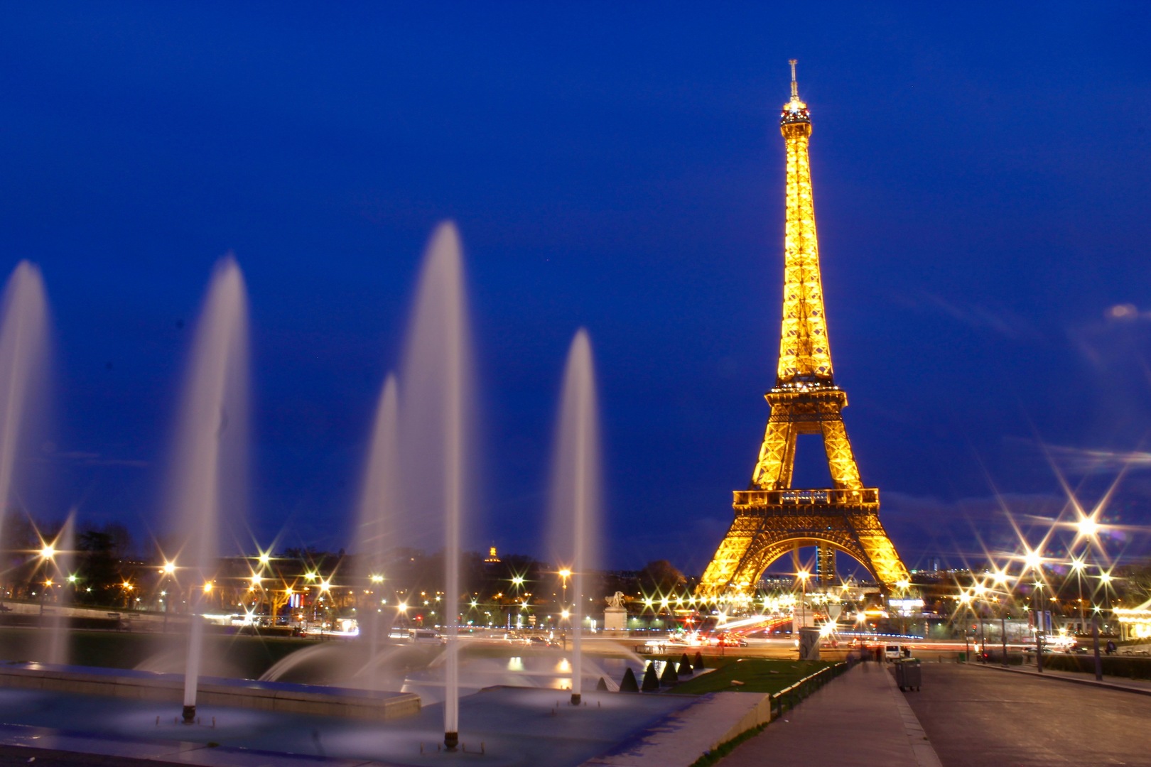 Anne Hidalgo révèle les noms de 72 femmes scientifiques pour la tour Eiffel