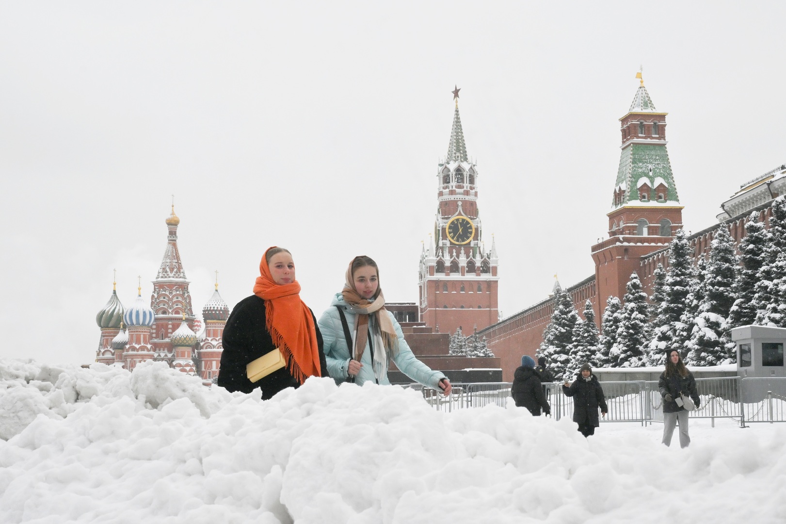 La Russie sous la neige : des congères record à Moscou, hautes de… deux corgis ! (PHOTOS ET VIDÉOS)