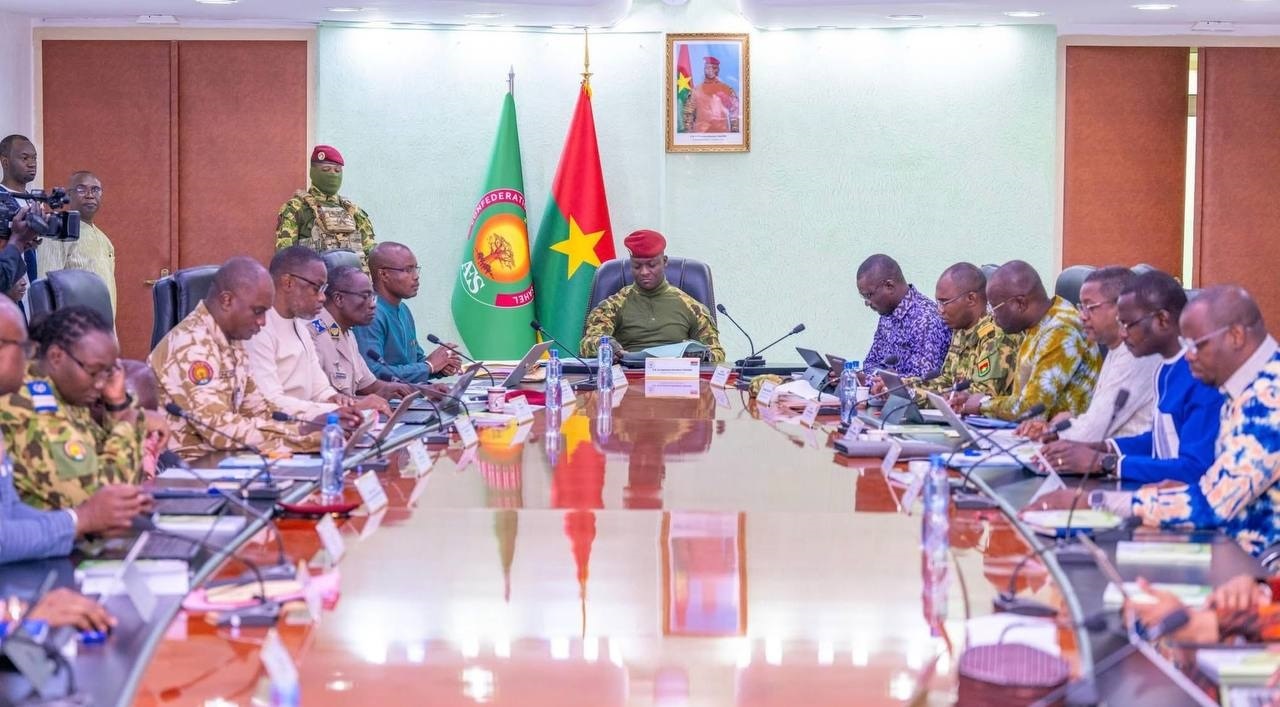 Le gouvernement du Burkina Faso décide de dissoudre les partis et les formations politiques