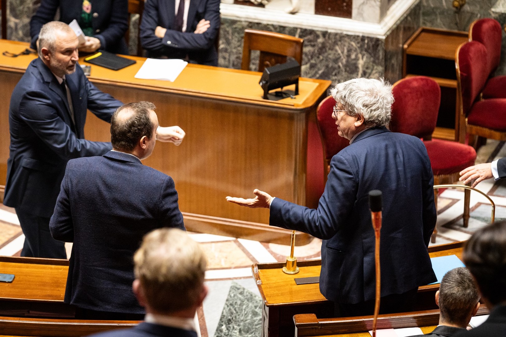 «Ce n’est pas tolérable ce que vous avez fait !» : passe d’armes à l’Assemblée nationale lors du passage en force gouvernemental sur le budget