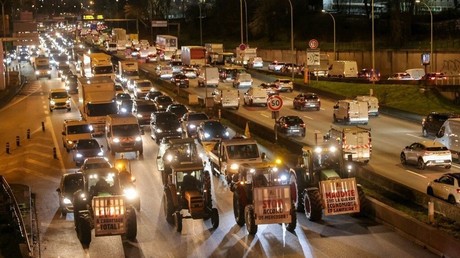 France : les agriculteurs bloquent le périphérique parisien lors d'une opération escargot (VIDEOS)