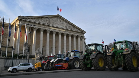 Mobilisation des agriculteurs à Paris : Lecornu promet une «loi d’urgence», des syndicats dénoncent un «deux poids deux mesures»