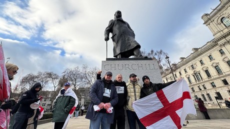 Dix militants nationalistes britanniques interdits de territoire français pour leur combat contre les traversées illégales