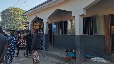 Des personnes inspectent les lieux d’une explosion meurtrière dans une mosquée à Maiduguri, au Nigeria, le 25 décembre 2025.