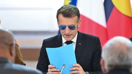 Scruté en ligne, Macron sort les lunettes teintées